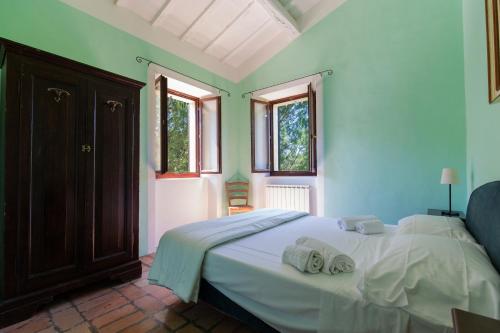 a bedroom with a bed with towels on it at Agriturismo L'Esinante in Cupramontana