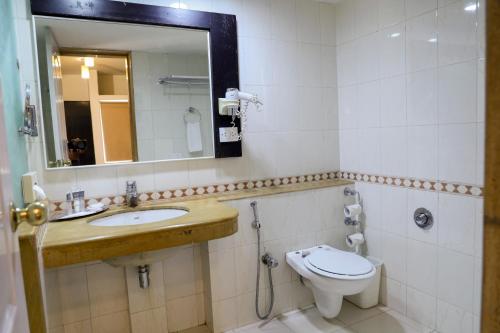 Koupelna v ubytování Royal Orchid Golden Suites Pune