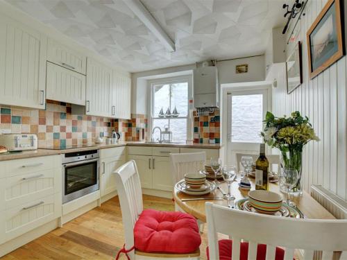 
A kitchen or kitchenette at Tranquil holiday home in Looe near beach
