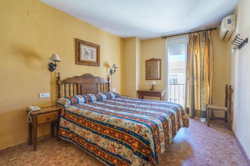 Un dormitorio con una cama grande y una ventana en Arunda I, en Ronda