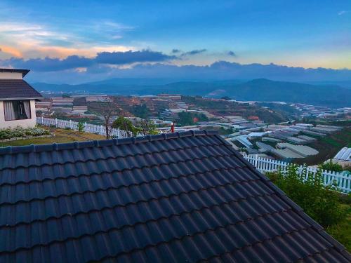 a view of a city from a roof at Cánh Đồng Mây Homestay Đà Lạt in Ấp Ða Lôc