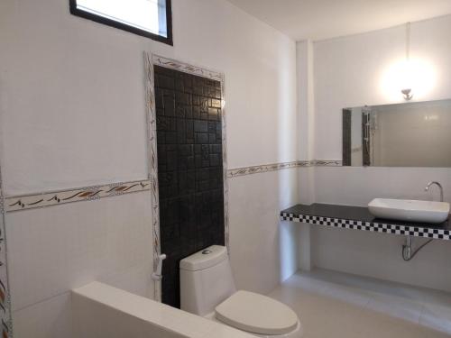 Bathroom sa Sunflora Resort Chumphon