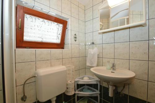 łazienka z toaletą i umywalką w obiekcie Apartment Jasmina w miejscowości Mali Lošinj