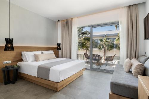 Un pat sau paturi într-o cameră la Magda Hotel Club