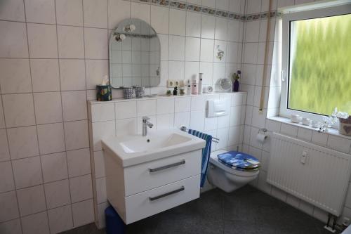 Koupelna v ubytování FeWo "Regnitztraum" in Forchheim - 3-Zimmer-Apartment - 2 Schlafzimmer