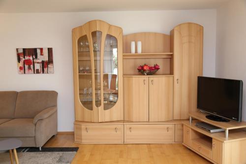 un grande mobile in legno con TV in soggiorno di FeWo "Regnitztraum" in Forchheim - 3-Zimmer-Apartment - 2 Schlafzimmer a Forchheim