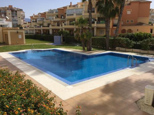 una piscina di fronte a un edificio di Apartamentos Euromar Playa a Torrox Costa