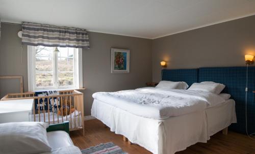 1 dormitorio con 2 camas grandes y ventana en Lilla Trulsabo, en Skillingaryd