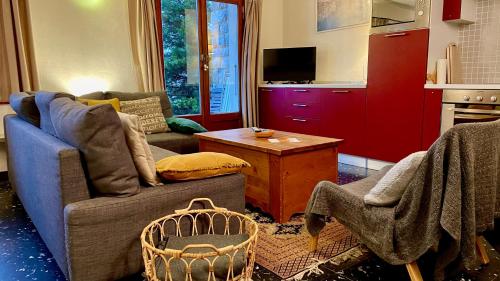 un salon avec un canapé et une table dans l'établissement Résidence Chalet La Barallette - Esc'Appart, au Grand-Bornand