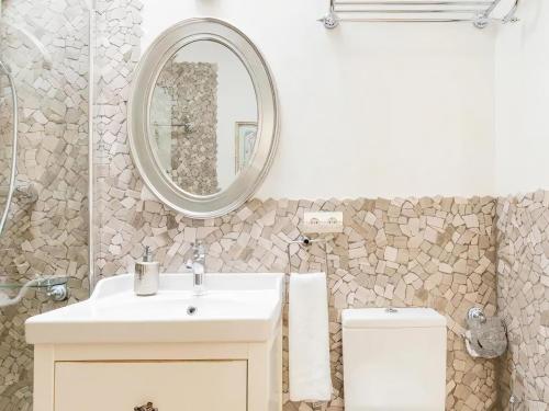 Ένα μπάνιο στο Sitges Spaces Beach House-4 bedrooms, 3 Bathrooms, Large Terrace, Jacuzzi, Center-Beach
