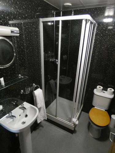 Salle de bains dans l'établissement Hurst Dene Aparthotel