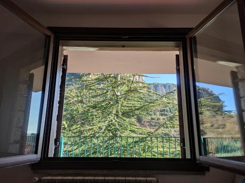 Ein allgemeiner Bergblick oder ein Berglick von des Bed & Breakfasts aus