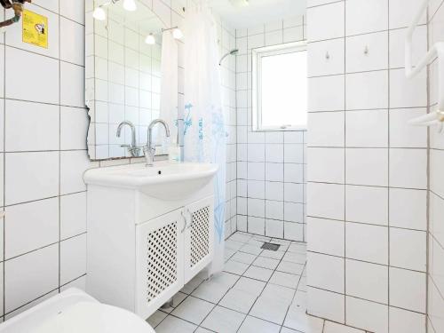 Koupelna v ubytování Two-Bedroom Holiday home in Ringkøbing 10