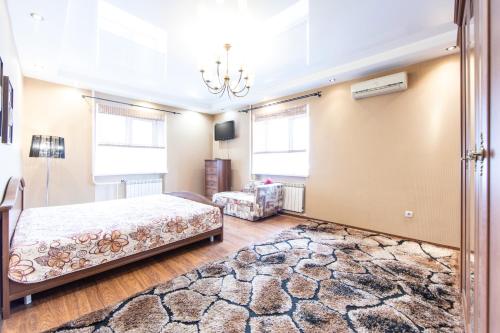 a bedroom with a bed and a rug at 2к апартаменты в центре города возле ТЦ ГУДВИН in Tyumen