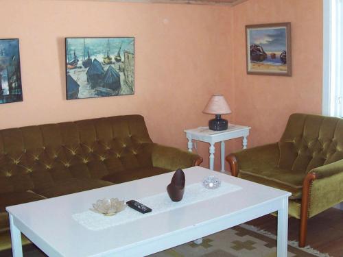 リューセヒールにある2 person holiday home in LYSEKILのリビングルーム(ソファ2台、コーヒーテーブル付)