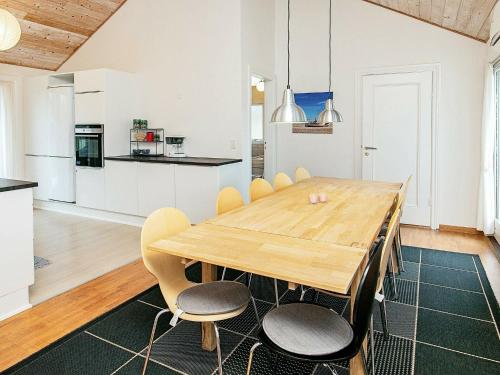 Slettestrandにある10 person holiday home in Fjerritslevのキッチン、ダイニングルーム(木製のテーブルと椅子付)