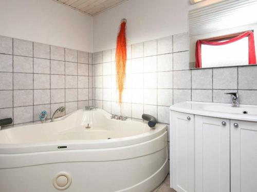 Koupelna v ubytování Three-Bedroom Holiday home in Faaborg 3