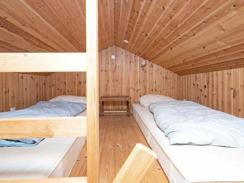 2 literas en una cabaña con techos de madera en 6 person holiday home in Faaborg-By Traum, en Faaborg