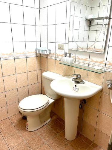 een badkamer met een toilet en een wastafel bij 偕安民宿 in Hualien