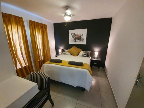 - une chambre avec un lit et une couverture jaune dans l'établissement South seas safari @ The Bridge apartments, à St Lucia