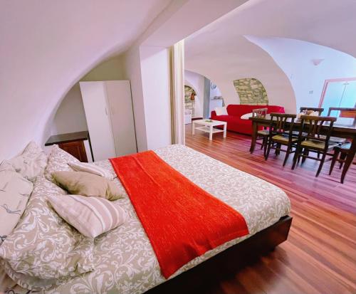 B&B Chiostro San Marco في تاركوينيا: غرفة نوم مع سرير وغرفة طعام