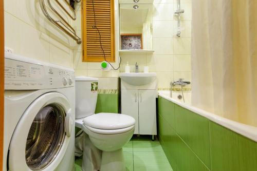 モスクワにあるApartment Hanaka Shchelkovskoye 77のバスルーム(トイレ、洗濯機付)