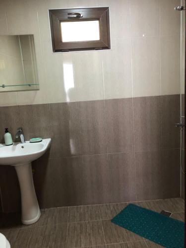 W łazience znajduje się umywalka i lustro. w obiekcie Chalet Ochos Qokhi w mieście Kvariati