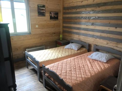 Un pat sau paturi într-o cameră la La coopé de maurines