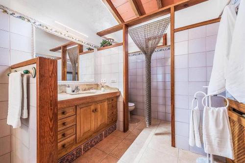 Koupelna v ubytování Finca Rafalet, Pollensa by Renthousing