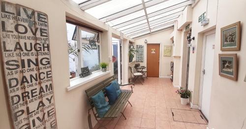 un pasillo de un hospital con sillas y una ventana en Admiral Blake Guesthouse, en Bridgwater