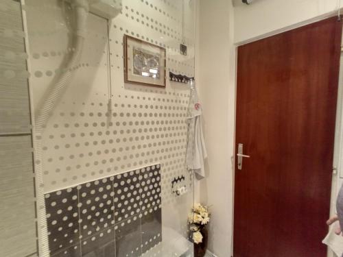 een badkamer met een douche en een glazen wand bij Studio Apartment Corner in Rijeka