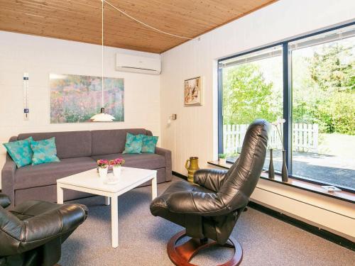 een woonkamer met een bank en een tafel bij 6 person holiday home in Sp ttrup in Spottrup