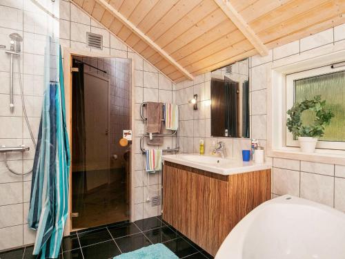 Et badeværelse på Three-Bedroom Holiday home in Højslev 4