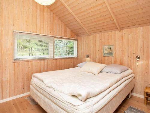 En eller flere senge i et værelse på Three-Bedroom Holiday home in Højslev 4