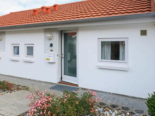 ein weißes Haus mit rotem Dach in der Unterkunft 4 person holiday home in r sk bing in Ærøskøbing