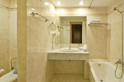 Kipriotis Maris Suites tesisinde bir banyo