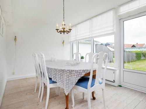 un comedor blanco con mesa y sillas en 6 person holiday home in Ulfborg en Ulfborg