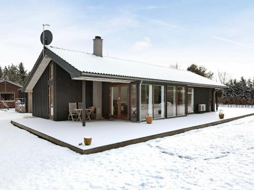 Dannemareにある8 person holiday home in Dannemareの庭雪小屋