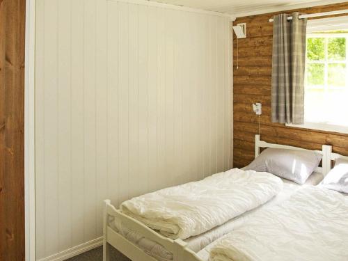 Säng eller sängar i ett rum på Two-Bedroom Holiday home in Utvik 2