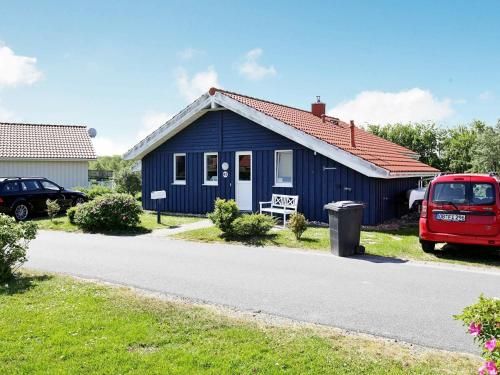 オッテルンドルフにある6 person holiday home in Otterndorfの青い家