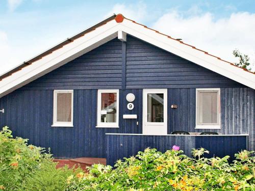 オッテルンドルフにある6 person holiday home in Otterndorfの白屋根の青い家