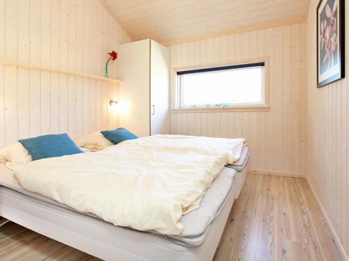 1 cama blanca grande en una habitación con ventana en Three-Bedroom Holiday home in Großenbrode 6, en Großenbrode
