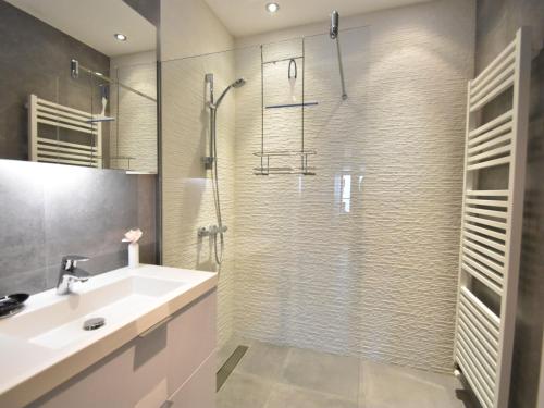 Ένα μπάνιο στο Apartment in Veere with Lake Views & Marina