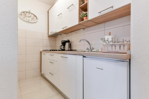 Kuchyňa alebo kuchynka v ubytovaní Apartments Diora