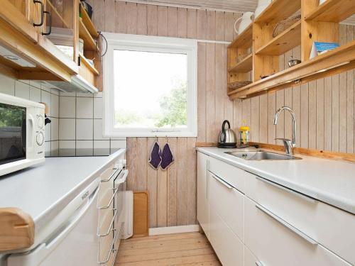 Η κουζίνα ή μικρή κουζίνα στο Two-Bedroom Holiday home in Vordingborg 1