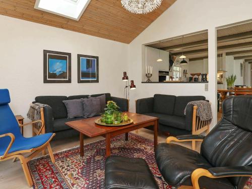sala de estar con sofá y mesa en 6 person holiday home in Bl vand, en Blåvand