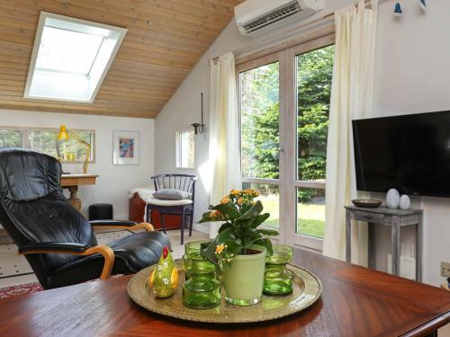 sala de estar con mesa de madera y TV en 6 person holiday home in Bl vand, en Blåvand