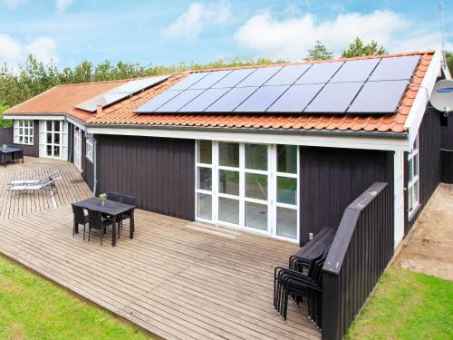 uma casa com painéis solares no seu deque em 10 person holiday home in L kken em Grønhøj