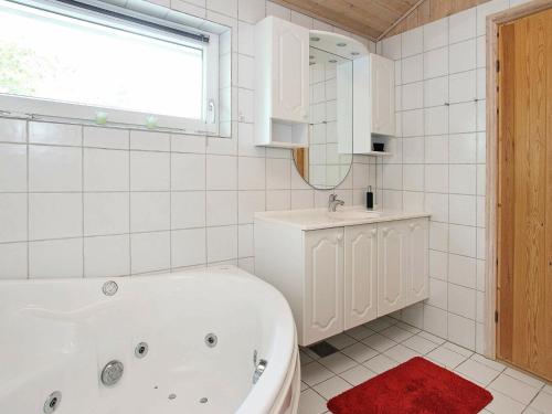 SkramにあるFour-Bedroom Holiday home in Ålbæk 2の白いバスルーム(バスタブ、シンク付)