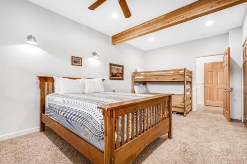 een slaapkamer met een bed en een wieg in een kamer bij Moab Springs Ranch 10 in Moab